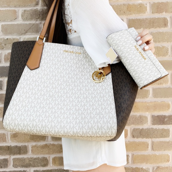 Michael Kors Signature Large Tote Wallet SET - Picture 4 of 5